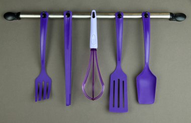 Plastik mutfak eşyaları üzerinde gri arka plan üzerinde gümüş kanca