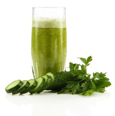 Bardak yeşil sebze suyu ve üzerinde beyaz izole salatalık