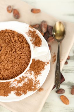 kakao tozu peçete ahşap tablo üzerinde Kupası