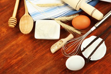 pişirme bir kavram. temel pişirme malzemeleri ve mutfak araçları ahşap tablo