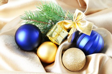 Altın saten kumaş üzerinde güzel bir Noel dekor