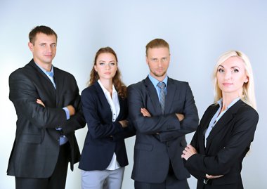 Grup iş adamları gri arka plan üzerinde