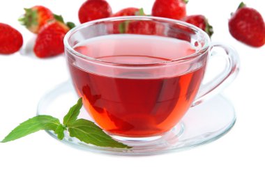 beyaz izole lezzetli çilek çayı