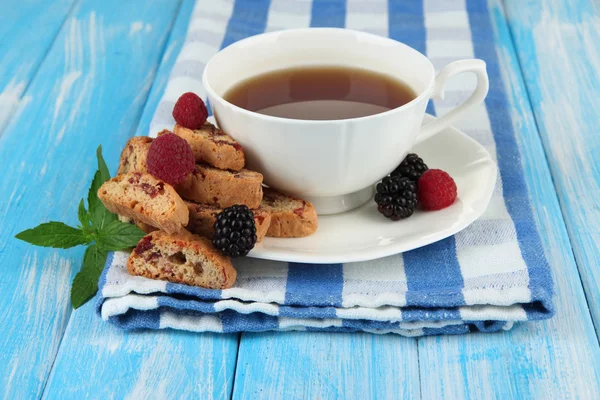 Šálek čaje s cookies a bobule na tabulka detail — Stock fotografie