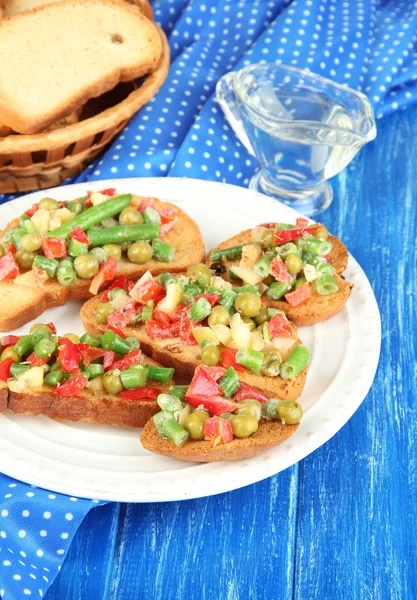 Sanduíches com verduras e verdes na chapa na mesa de madeira close-up — Fotografia de Stock