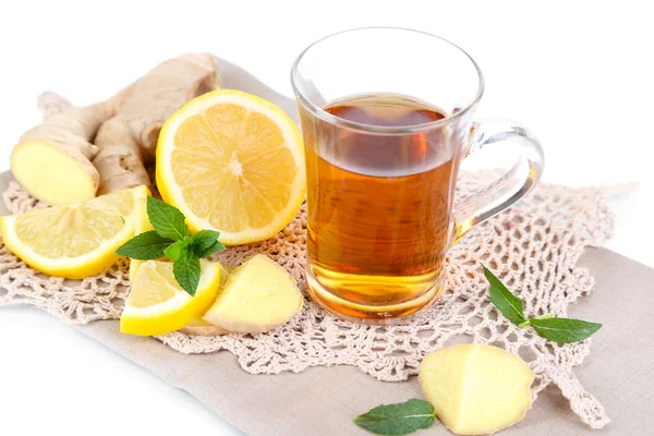 Xícara de chá com gengibre em guardanapo isolado em branco — Fotografia de Stock