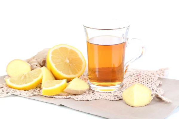 Xícara de chá com gengibre em guardanapo isolado em branco — Fotografia de Stock