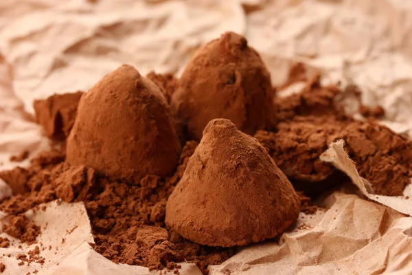Trufas de chocolate y cacao, sobre fondo marrón — Foto de Stock