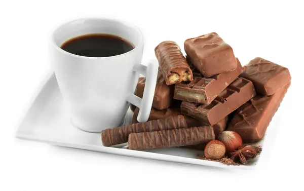 Deliciosas barras de chocolate na placa com café isolado em branco — Fotografia de Stock