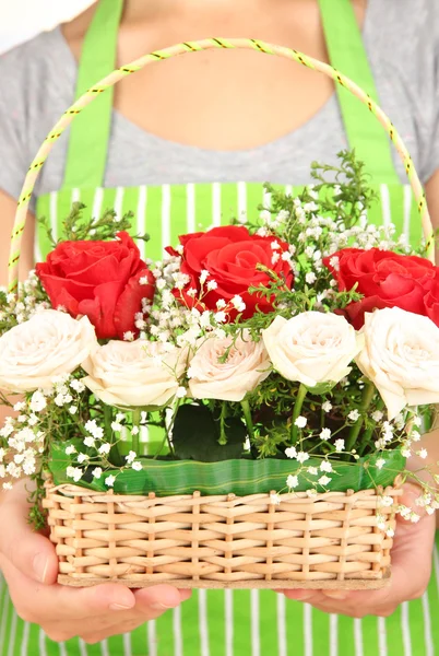Floristería hace ramo de flores en canasta de mimbre —  Fotos de Stock