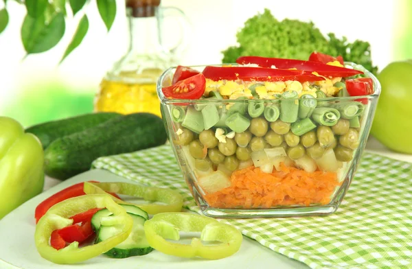 Leckerer Salat mit frischem Gemüse auf Holztisch — Stockfoto