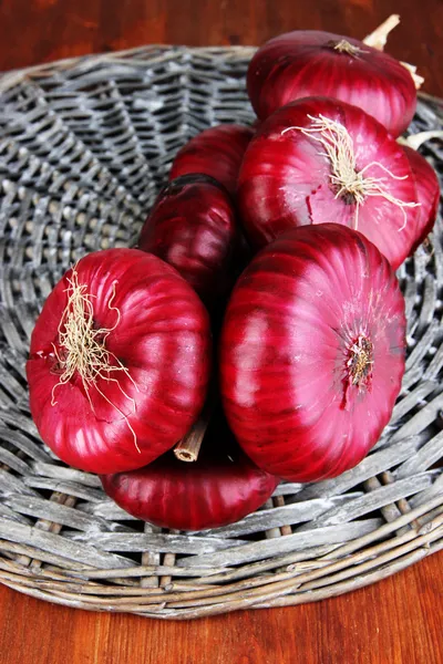 Cebollas rojas frescas de cerca —  Fotos de Stock