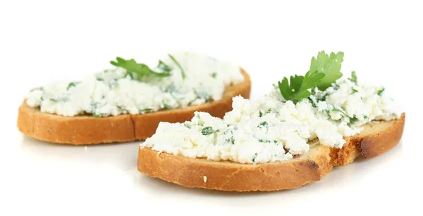 Сэндвичи с творогом и зеленью изолированы на белом — стоковое фото