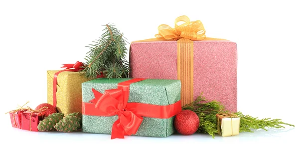 Krásné světlé dárky a vánoční výzdoba, izolované na bílém — Stock fotografie