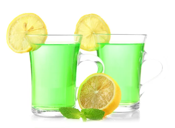 Due tazze trasparenti di tè verde con menta e limone isolato su bianco — Foto Stock