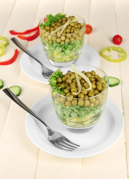 Salada saborosa com legumes frescos na mesa de madeira — Fotografia de Stock