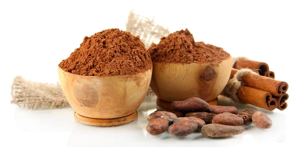 Cacao in polvere in ciotole di legno e spezie, isolato su bianco — Foto Stock