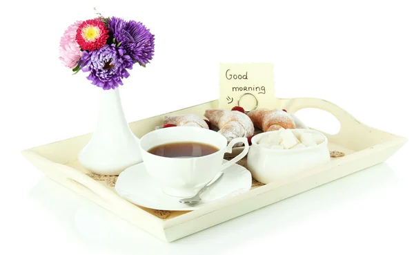 Taza de té con pasteles en bandeja de madera aislada en blanco — Foto de Stock