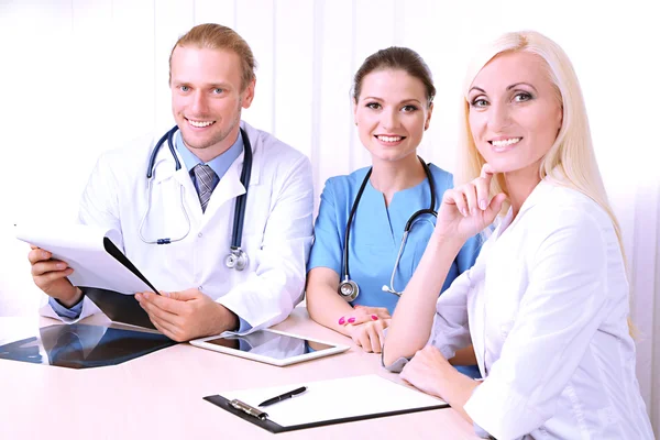 Ärzteteam bei Besprechung im Amt — Stockfoto