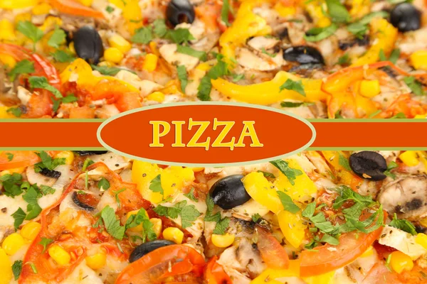 Smaczne pizze z warzyw, kurczaka i oliwki z bliska — Zdjęcie stockowe