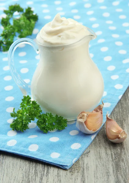 Saure Sahne im Krug auf dem Tisch in Großaufnahme — Stockfoto