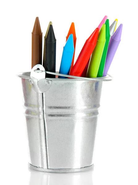Красочные карандаши в ведре изолированы на белом — стоковое фото