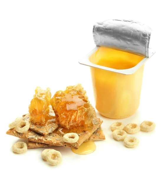 Chutný dezert v otevřené plastové cup a medu hřebeny, izolované na bílém — Stock fotografie
