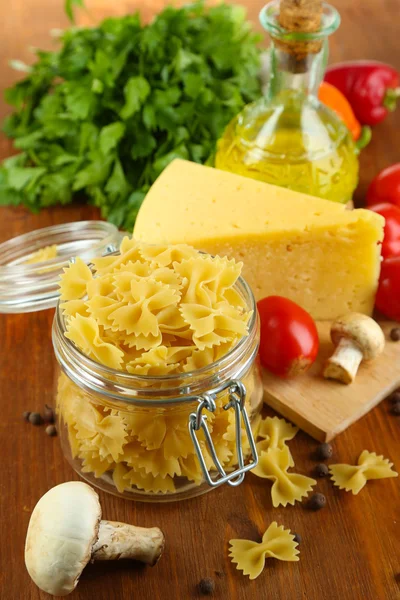Pasta con aceite, queso y verduras en la mesa de madera de cerca —  Fotos de Stock