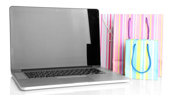 Laptop con borse isolate su bianco — Foto Stock