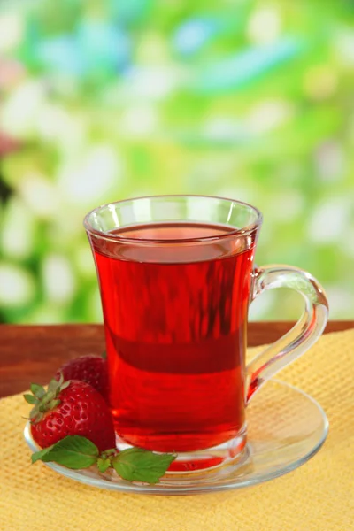 Вкусный клубничный чай на светлом фоне — стоковое фото