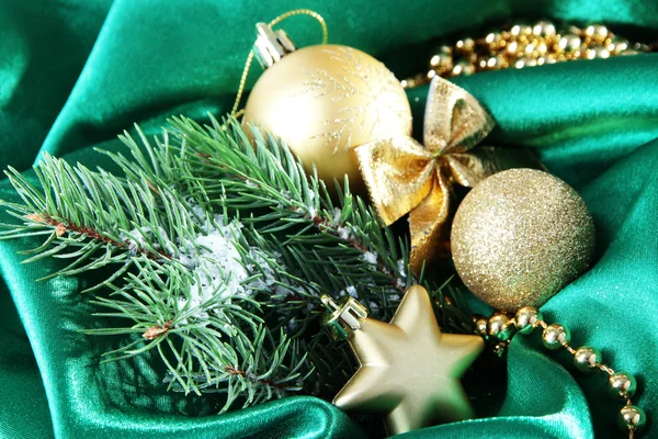 Vacker jul inredning på grön satin tyg — Stockfoto