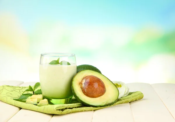 Batido de aguacate fresco sobre fondo brillante —  Fotos de Stock