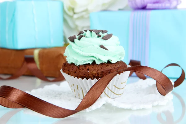 Leckere Cupcake mit Geschenken aus nächster Nähe — Stockfoto