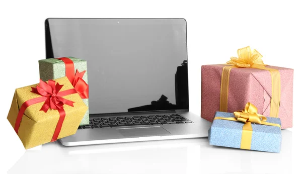 Laptop y regalos aislados en blanco — Foto de Stock