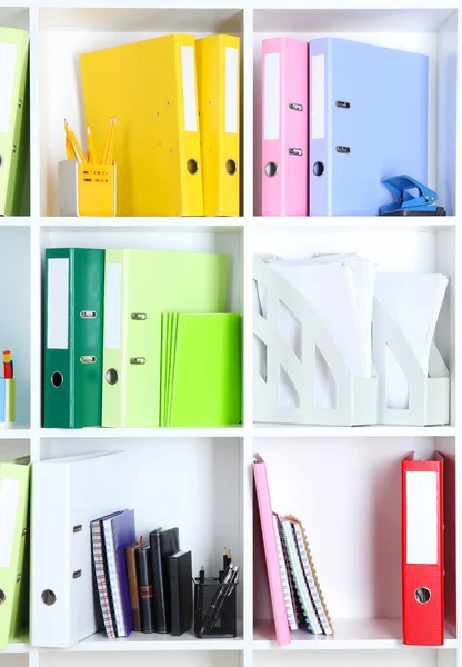 Estantes de oficina blancos con carpetas y diferentes artículos de papelería, de cerca —  Fotos de Stock