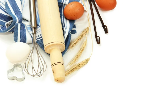 Concepto de cocina. Ingredientes básicos para hornear y utensilios de cocina aislados en blanco —  Fotos de Stock