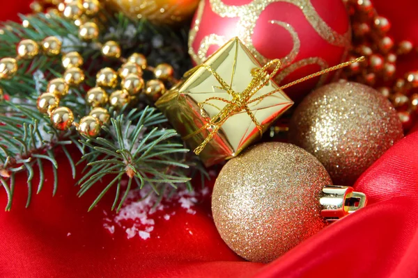 Красивый рождественский декор на красной атласной ткани — стоковое фото