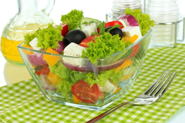 Griechischer Salat auf Teller auf Tisch auf weißem Hintergrund — Stockfoto