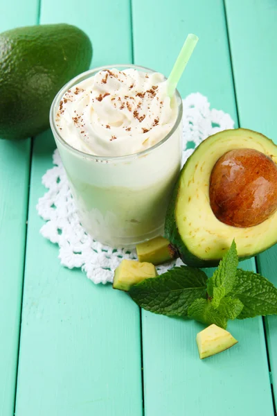 Verse avocado smoothie op houten achtergrond — Stockfoto