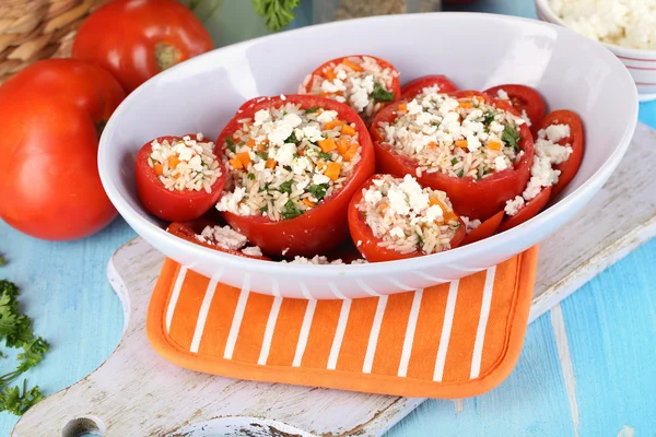 Stuffed tomatoes in bowl on wooden table close-up — Stock Photo, Image