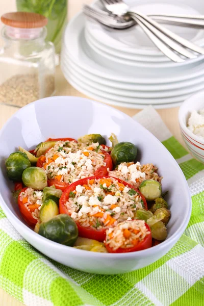 Tomates rellenos en tazón sobre mesa de madera de cerca — Foto de Stock