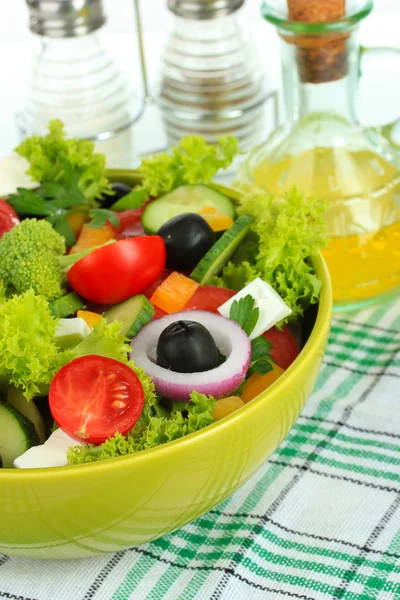 Salade grecque sur assiette sur table sur fond blanc — Photo