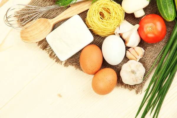 Concepto de cocina. Abarrotes en mesa de madera — Foto de Stock