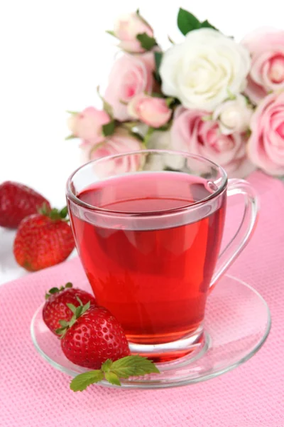 Finom strawberry tea tábla fehér háttér — Stock Fotó