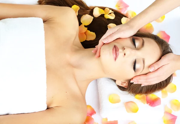 Güzel bir genç kadın kozmetik salonda yüz masajı sırasında kapatın — Stok fotoğraf