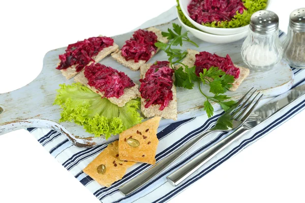 Pancar salatası tost ve peçete üzerinde beyaz izole gemiye plakaları — Stok fotoğraf