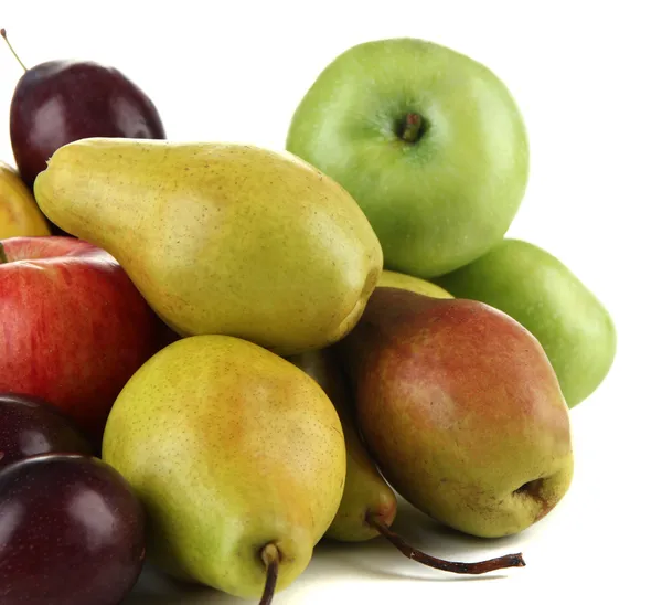 Peren met appels en pruimen geïsoleerd op wit — Stockfoto