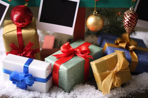 Regalos y decoración de Navidad con papeles fotográficos vacíos — Foto de Stock