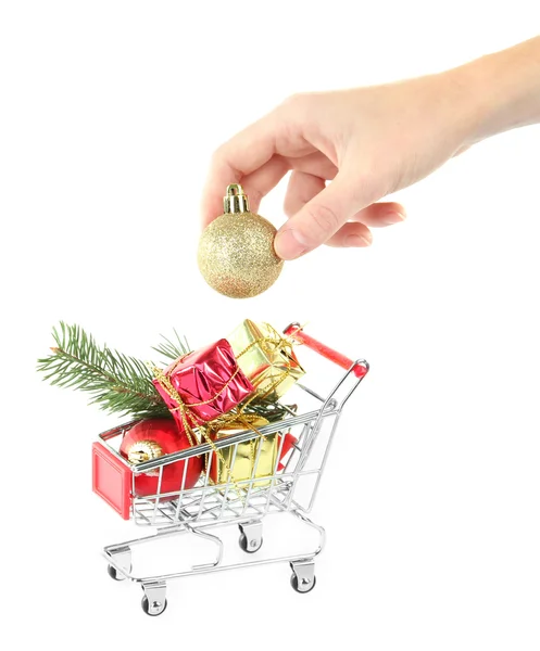 Χέρι και τα Χριστούγεννα τα δώρα σε ψώνια άμαξα, που απομονώνονται σε λευκό — Φωτογραφία Αρχείου