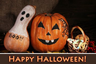 Karanlık arka planda Cadılar Bayramı balkabakları